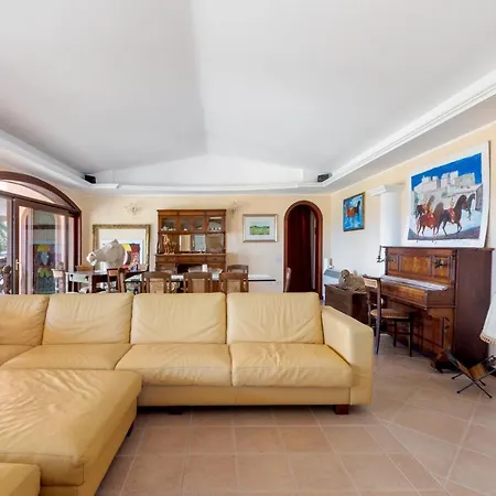 Stunning W/ Swimmping Pool&private Parking! Apartment San Priamo
