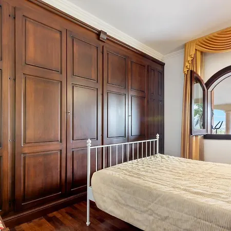 Stunning W/ Swimmping Pool&private Parking! San Priamo