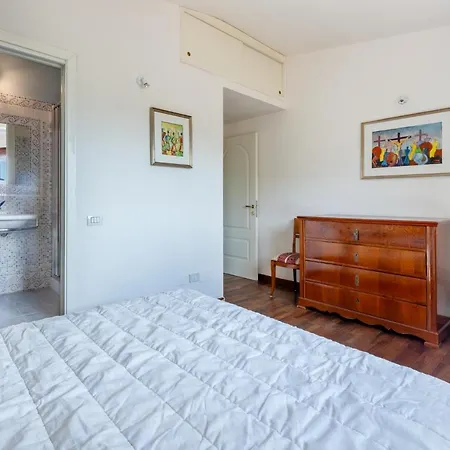 Stunning W/ Swimmping Pool&private Parking! Apartment San Priamo