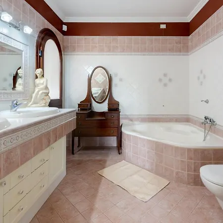 Stunning W/ Swimmping Pool&private Parking!