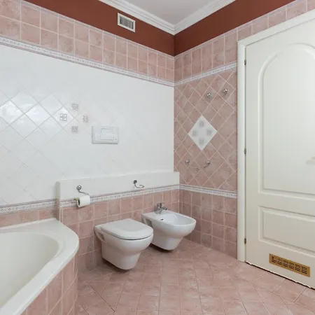 Stunning W/ Swimmping Pool&private Parking!