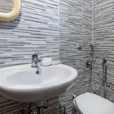 Stunning W/ Swimmping Pool&private Parking! Apartment San Priamo